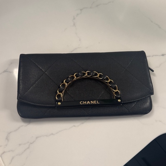 Chanel chain clutch - Picture 4 of 10
